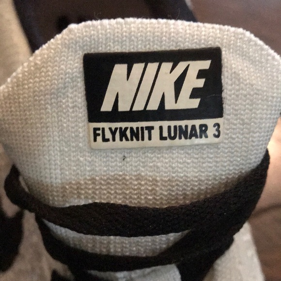 White and black nikes - Picture 5 of 5